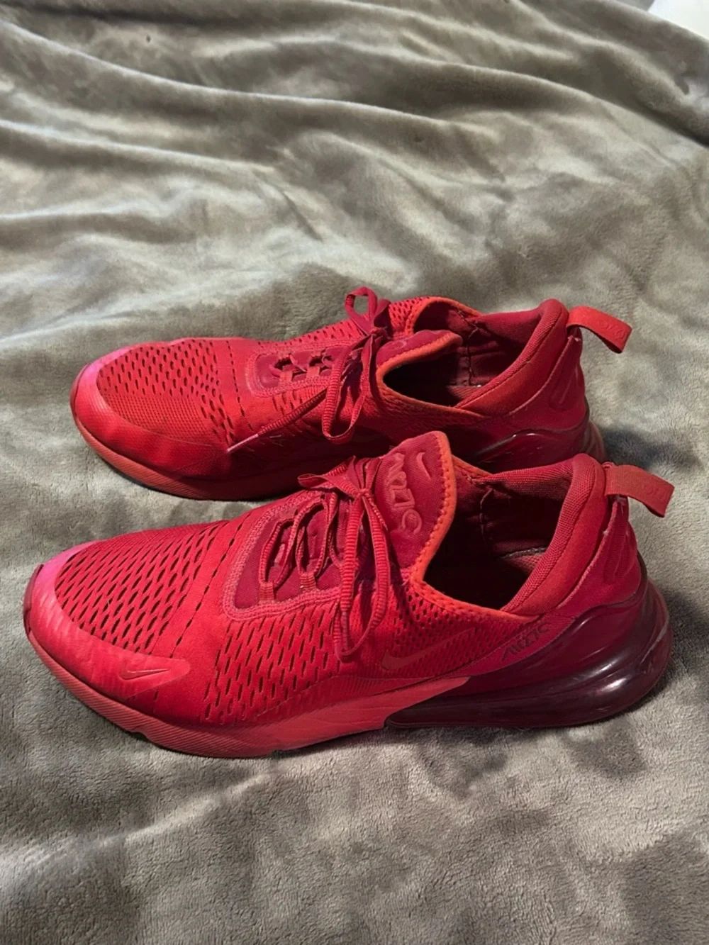 Men’s Nike All-Red Air Max 270 Sneakers - Picture 1 of 8